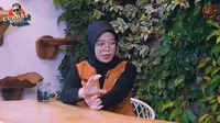 Norma Risma ungkap perselingkuhan mantan suami dan ibunya. (Dok: YouTube/Curhat Bang Denny Sumargo)