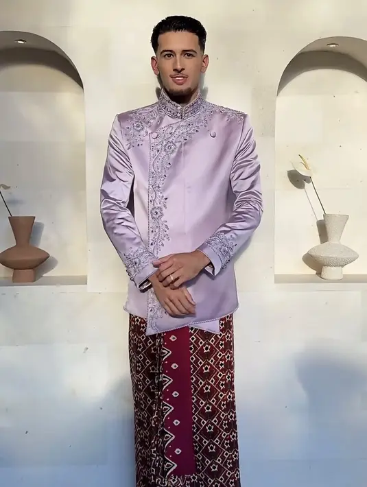 Saat siraman, Justin Hubner pun tampil berbeda tidak seperti biasanya. Dengan parasnya yang bule, Justin Hubner pun tampil dengan baju tradisional Indonesia. [@kunsoomakeupartist]