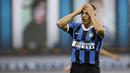Striker Inter Milan, Alexis Sanchez, tampak kecewa usai gagal mengalahkan Fiorentina pada laga Serie A di Stadion di Giuseppe Meazza, Rabu (22/7/2020). Kedua tim bermain imbang 0-0. (AP Photo/Luca Bruno)