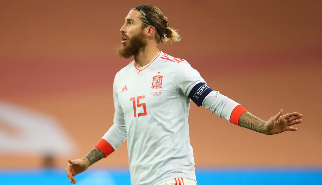 Sergio Ramos. Bek tengah berusia 36 tahun yang masih aktif bermain bersama Paris Saint-Germain di musim keduanya ini masih berpeluang tampil di Piala Dunia 2022 Qatar meski tak lagi menjabat kapten Timnas Spanyol. Ia masih dimainkan oleh pelatih Luis Enrique di kualifikasi Piala Dunia 2022. Namun keputusan tetap barada di pundak Luis Enrique menjelang batas waktu pengumuman skuad. Total ia telah mengoleksi 180 caps bersama Timnas Spanyol dengan torehan 23 gol dan 8 assist sejak melakukan debut pada 26 Maret 2005. (AFP/Pool/Dean Mouhtaropoulos)