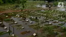 Banjir merendam sejumlah makam di Tempat Pemakaman Umum (TPU) Tanah Kusir, Jakarta, Jumat (3/1/2020). TPU Tanah Kusir terendam banjir setelah Kali Pesanggrahan meluap akibat intensitas hujan  yang tinggi pada Rabu lalu. (merdeka.com/Imam Buhori)