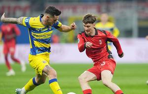 Pemain AC Milan, Alexis Saelemaekers (kanan), berebut bola dengan pemain Parma, Emanuele Valeri, dalam pertandingan Liga Italia di San Siro, Senin (23/2/2025) dini hari WIB. (Spada/LaPresse via AP)