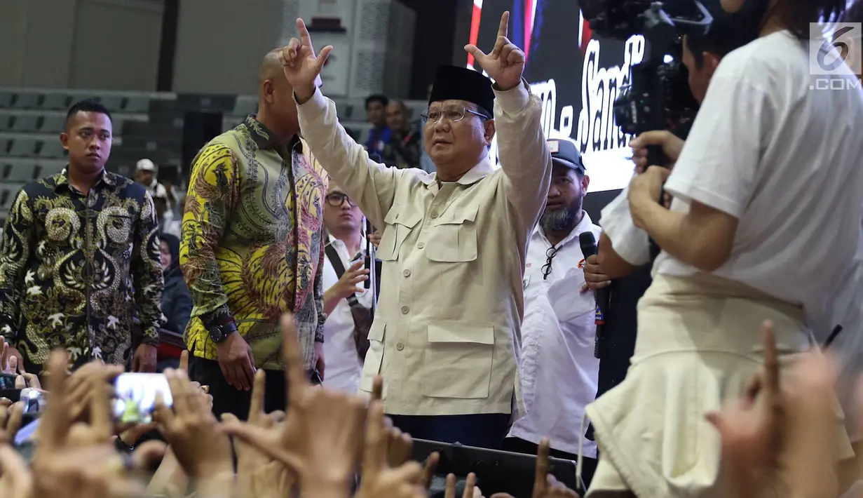 Capres nomor urut 02 Prabowo Subianto menyapa relawan Prabowo-Sandi di Padepokan Silat TMII, Jakarta, Jumat (15/3). Pembekalan ratusan relawan tersebut dalam rangka persiapan memenangkan Prabowo-Sandi di Pilpres 2019. (Liputan6.com/Immanuel Antonius)