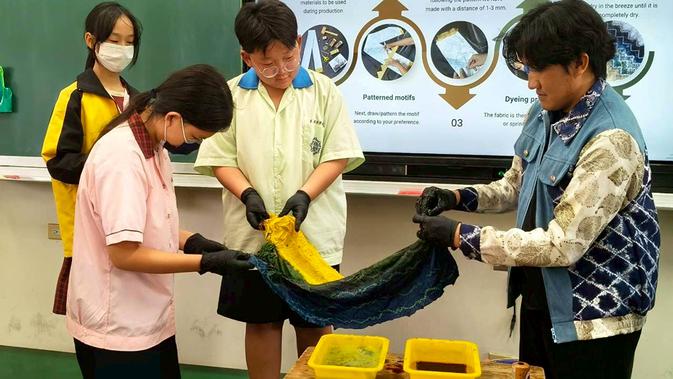Menghidupkan Warisan, Kisah Pemuda Banjarmasin Membawa Sasirangan Mendunia