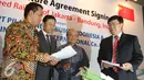 Presiden Direktur PT PSBI Dwi Windarto (kiri) memberikan dokumen kepada Yang Zhong Min (kanan) usai penandatanganan perjanjian pendirian perusahaan patungan di Jakarta, Jumat (16/10/2015). (Liputan6.com/Angga Yuniar)
