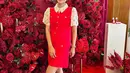 Adik Raffi Ahmad itu tampil elegan dengan mini dress merah merona.
 [@nissyaa].