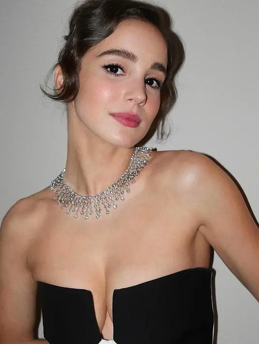 Alba Baptista tampil semakin cantik dengan gaya rambut updo yang terinspirasi dari Old Hollywood. [Foto: Instagram/alba.baptista]