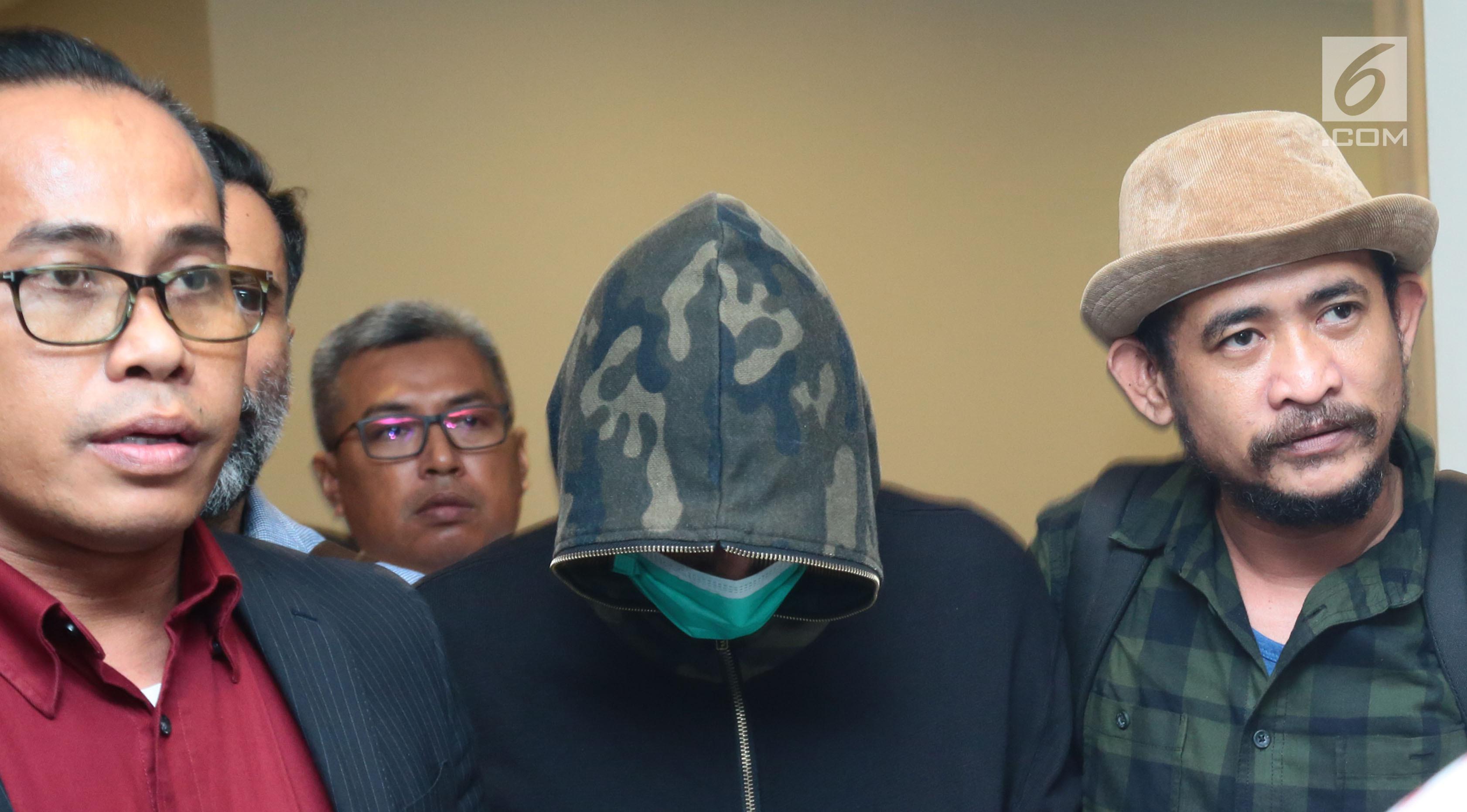 Axel Matthew Thomas (tengah) saat dibawa oleh petugas polisi di rumah sakit Pondok Indah, Jakarta, Selasa (18/07). Axel Matthew Thomas resmi ditetapkan sebagai tersangka dalam kasus narkoba. (Liputan6.com/Herman Zakharia)