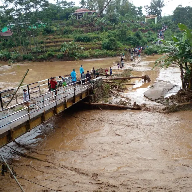 Akibat derasnya debit air saat banjir bandang, beberapa fasilitas warga termasuk jembatan penghubung antar desa di Garut, Jawa Barat rusak.