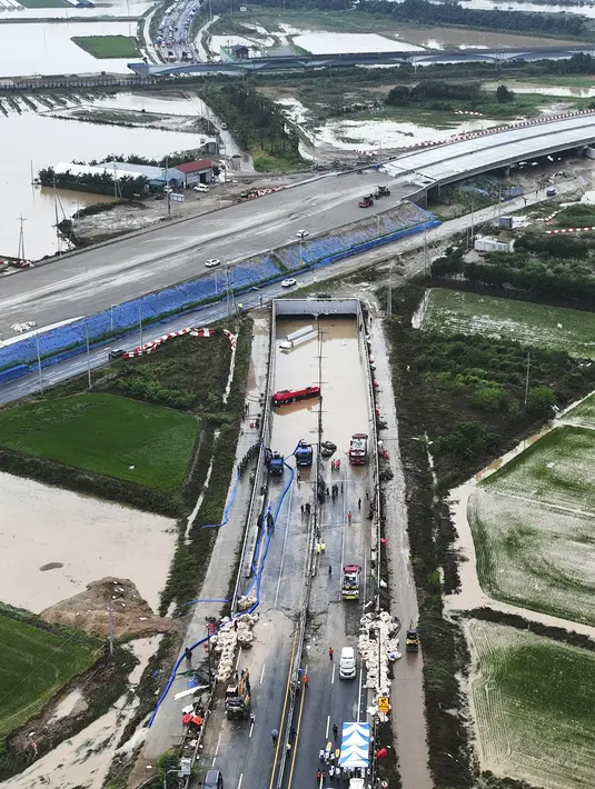 Korea Selatan dilanda hujan lebat sejak 9 Juli. Curah hujan telah memaksa lebih dari 6.100 orang mengungsi dan menyebabkan 27.260 rumah tangga tanpa listrik.