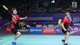 Ganda putra Indonesia, Kevin Sanjaya S/Marcus F Gideon mengembalikan kok ke arah pemain India, Satwik S Rankireddy/Chirag C Shetty pada perempat final Bulutangkis Beregu Putra Asian Games 2018 di Jakarta, Senin (20/8). (Liputan6.com/Helmi Fithriansyah)
