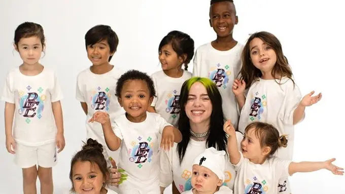Koleksi pakaian anak dari penyanyi Billie Eilish/Instagram @bloshs