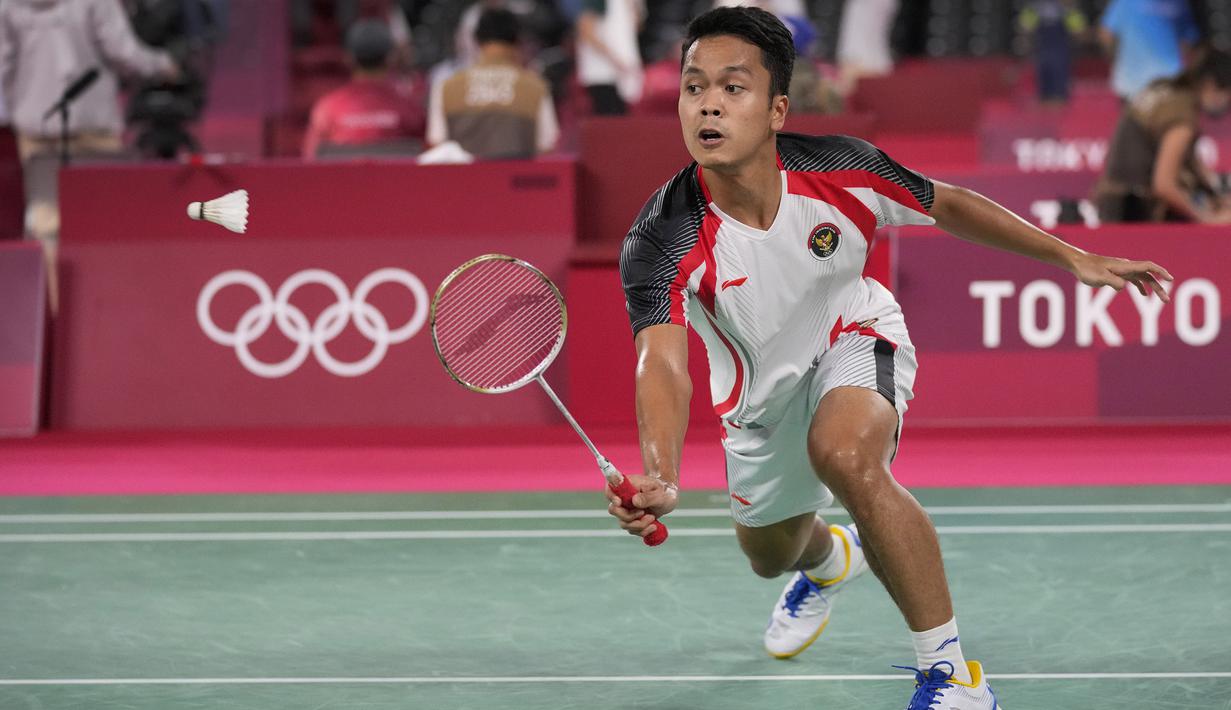 Anthony Sinisuka Ginting mengawali gim pertama tanpa mengalami banyak perlawanan. Dirinya berhasil memimpin hingga interval gim pertama dengan skor 11-4 ata Sirant. Keunggulan tersebut mampu dipertahankan oleh Ginting untuk menutup gim pertama dengan skor 21-12. (Foto: AP/Dita Alangkara)