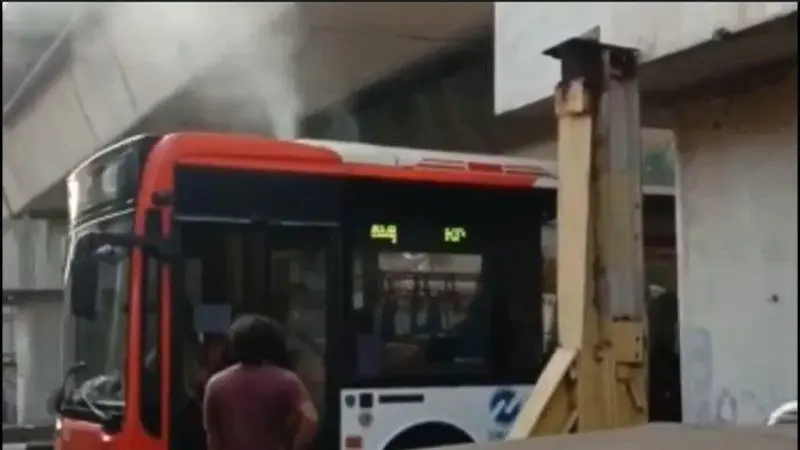 Beredar sebuah video yang memperlihatkan bus Transjakarta, Metrotrans tersangkut dan mengeluarkan asap dari bagian atas bu (Istimewa)