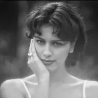 Sophia Latjuba membagikan potret dirinya pad atahun 1995. Kala itu, ia tampak terlihat muda, namun berbeda dari gayanya saat ini yang semakin enerjik. [Foto: Instagram/ Sophia Latjuba]