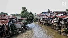 Suasana permukiman kumuh bantaran kali ciliwung di kawasan Manggarai, Jakarta, Sabtu (9/1). Kementerian Pekerjaan Umum dan Perumahan Rakyat (PUPR) tengah menggarap Program Kota Tanpa Kumuh (kotaku). (Liputan6.com/Faizal Fanani)