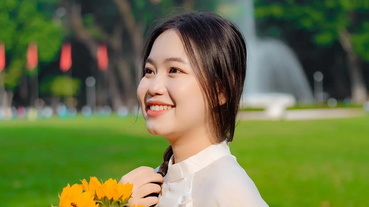 bahagia santai cantik kalem bersyukur memegang bunga