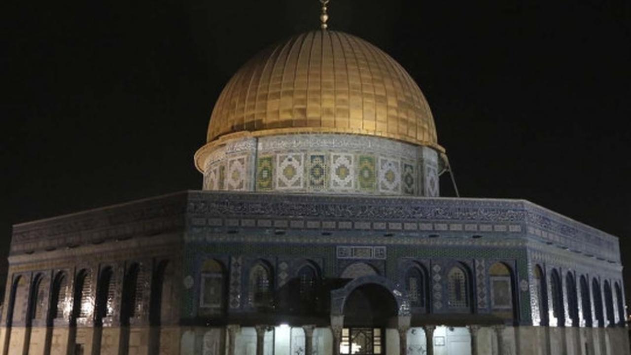Kekhusyukan doa muslim perempuan Palestina di Kubah Shakhrah
