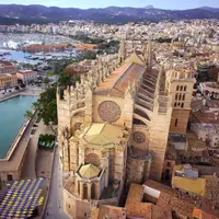 Hal yang bisa kamu temukan di Palma de Mallorca, kota kelahiran pemenang MotoGP Catalunya 2015, Jorge Lorenzo.