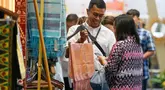 Pengunjung melihat dan memilih berbagai produk kerajinan lokal yang ditawarkan dalam pameran INACRAFT October Vol. 5 2026 di Jakarta International Convention Center (JICC), Jakarta Pusat, Kamis (8/10/2026). (KLY/Budy Santoso)