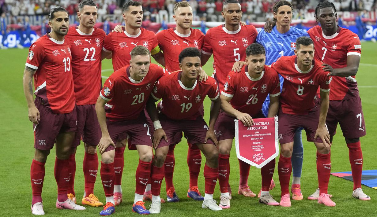 Para pemain starting XI Timnas Swiss berfoto bersama jelang dimulainya laga matchday ketiga Grup A Euro 2024 menghadapi Timnas Jerman di Waldstadion, Frankfurt, Jerman, Minggu (23/6/2024). (AP Photo/Darko Vojinovic)