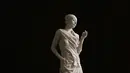 Kali ini, ia tampak bagai patung Romawi dengan lilitan kain serba putih.  [Foto: Instagram/ Tatjanasaphira]