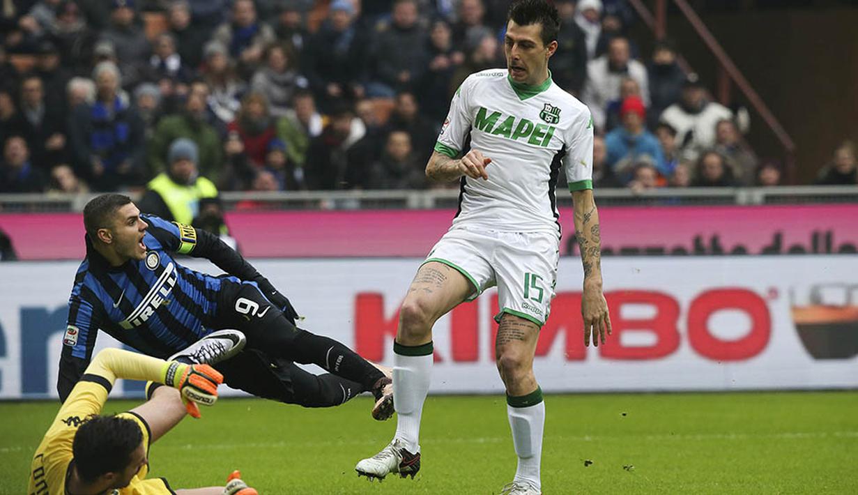 Penyerang Inter Milan, Mauro Icardi, terjatuh saat berebut bola dengan kiper Sassuolo, Andrea Consigli, pada laga Serie A. Meski menguasai pertandingan Inter gagal mencetak satu gol pun. (Reuters/Stefano Rellandini)