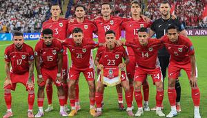 Para pemain&nbsp;Timnas&nbsp;Indonesia berpose untuk foto bersama sebelum pertandingan babak keempat Grup B Kualifikasi Piala Dunia 2026 zona Asia antara Irak dan Indonesia di Stadion Alinma Bank, King Abdullah Sports City, Jeddah, Arab Saudi, Minggu (12-10-2025) dini hari WIB. (Foto AP/Ali Issa)