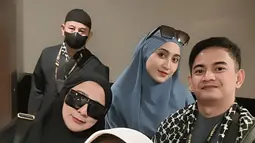 Selain hijab mukena hitam bermotif emas, pemilik nama lengkap Ghalia Robyul Adawiyah ini juga mengenakan hijab putih tulang, dipadukan dengan kacamata hitam. (Liputan6.com/IG/@gheayoubi)