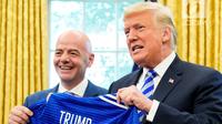 Presiden AS, Donald Trump, berpose dnegan jersey yang diberikan presiden FIFA, Gianni Infantino, selama pertemuan di Oval Office Gedung Putih, Selasa (28/8). Presiden FIFA bertemu Trump untuk membahas kesiapan Piala Dunia 2026. (AFP/Mandel Ngan)