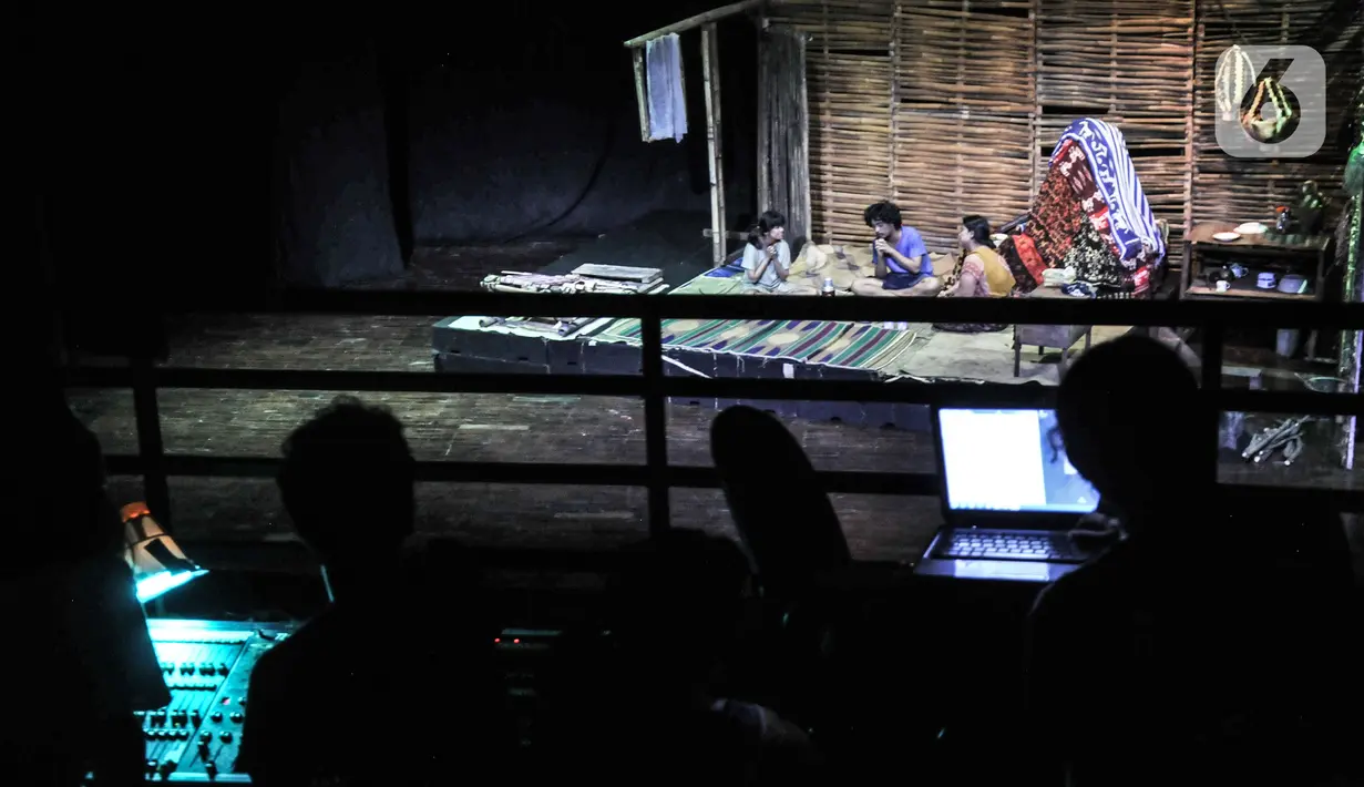 Kelompok Tema Gunadarma melakukan pementasan dengan judul "Tiga Kain Tenun" saat Festival Teater Jakarta (FTJ) wilayah Jakarta Selatan di Pusat Pelatihan Seni dan Budaya, Tebet, Selasa (16/11/2021). Kegiatan FTJ digelar untuk menumbuhkembangkan kreativitas seniman muda. (merdeka.com/Iqbal S Nugroho)