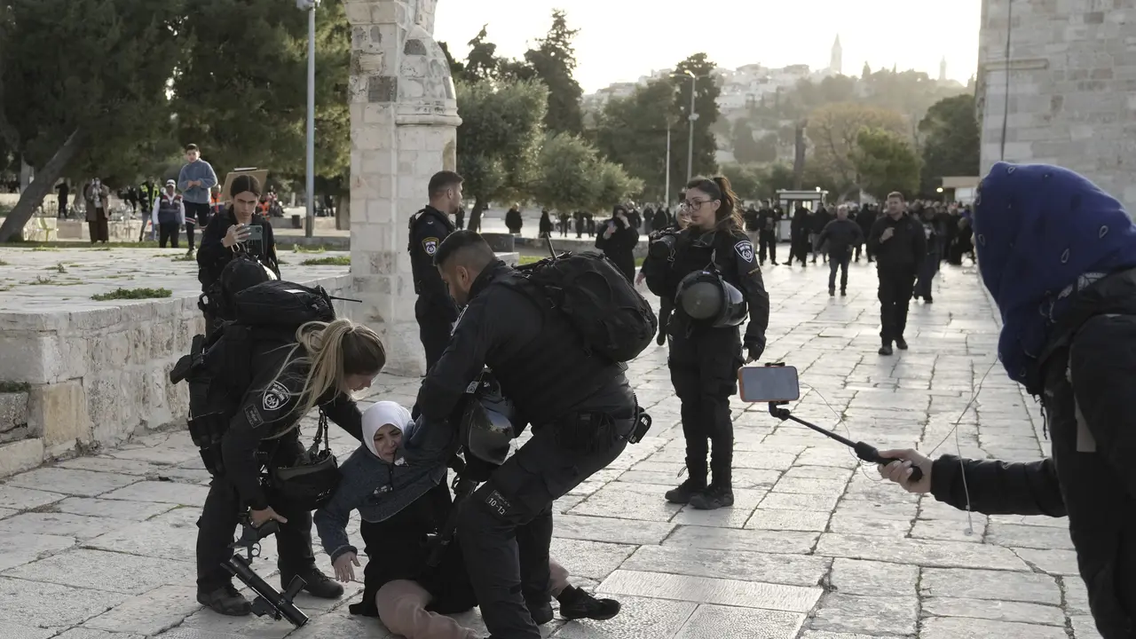 Polisi Israel Serang Jemaah di Masjid Al Aqsa