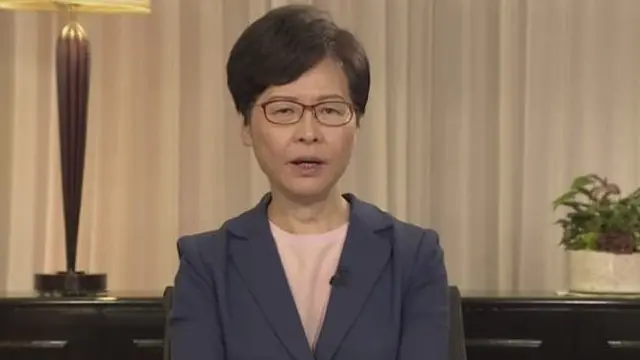 Pemimpin Eksekutif Carrie Lam saat mengumumkan pencabutan RUU Ekstradisi. (Hong Kong Government Information Services via AP)