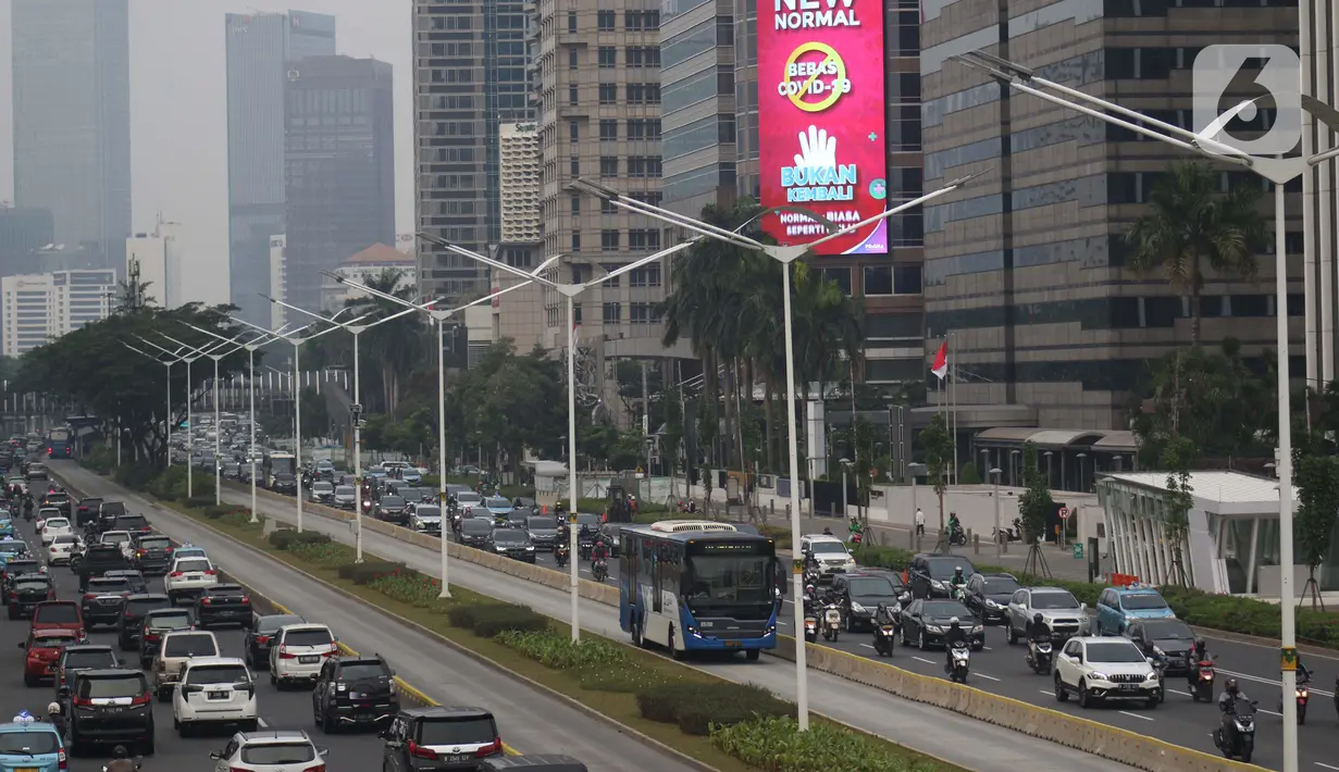 Kendaraan melintasi Jalan Jenderal Sudirman, Jakarta, Kamis (9/7/2020). Berdasar data yang diumumkan pemerintah pada Kamis (9/7) ada penambahan 2.657 orang yang terinfeksi COVID-19 sehingga jumlah penderita menjadi 70.736. (Liputan6.com/Helmi Fithriansyah)