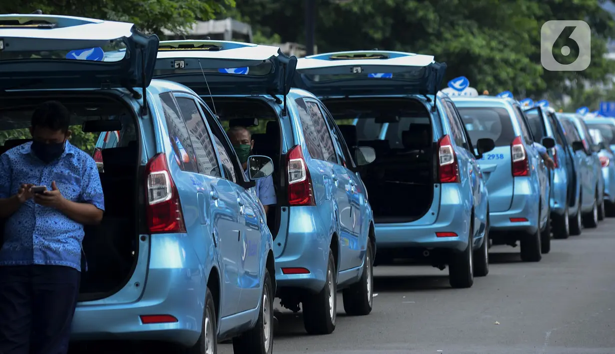 Sopir taksi menunggu penumpang di kawasan Jalan Jenderal Sudirman, Jakarta, Jumat (1/5/2020). Para pengemudi taksi mengaku sulit mendapatkan penumpang di tengah penerapan Pembatasan Sosial Berskala Besar (PSBB) akibat pandemi COVID-19. (merdeka.com/Imam Buhori)