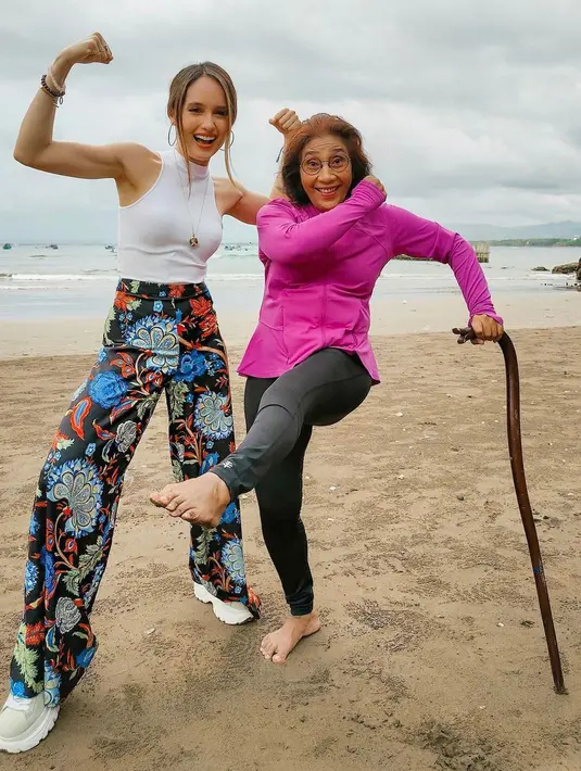 Jika ingin tampil santai dengan batik saat ke pantai, kamu dapat mengenakan celana highwaist batik dan tanktop berwarna putih. (instagram/claurakiehl)