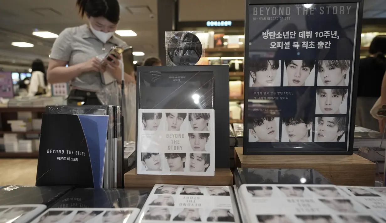 Buku ini juga diterbitkan dalam 23 bahasa, termasuk versi bahasa Korea. (AP Photo/Ahn Young-joon)