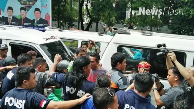 Aksi mogok ribuan sopir angkutan umum atau angkot di Kota Tangerang diwarnai pengadangan pengemudi ojek atau taksi online. 