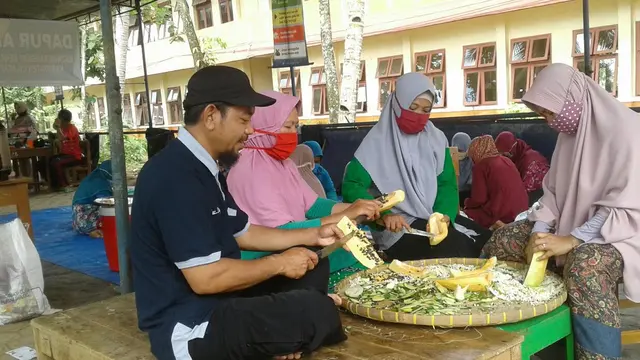Kesibukan di dapur umum Pondok Pesantren di Cigaru, Cibeunying, Cilacap, Jawa Tengah. (Foto: LIputan6.com/Dok. Imam Hamidi)