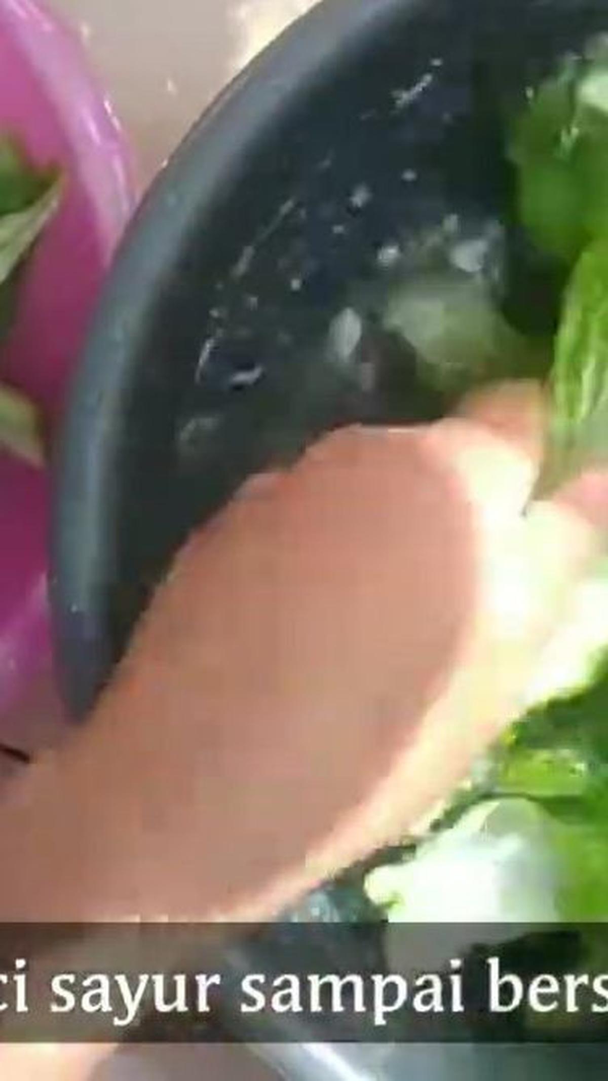 Cuci Bersih Sayur Sawi