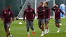 Gelandang Liverpool, Mohamed Salah (kanan) bersama rekan setimnya berlatih di kompleks pelatihan Melwood, Liverpool, Inggris, Senin (17/9). Liverpool akan menjamu Paris Saint-Germain (PSG) di Liga Champions 19 September 2018. (Paul ELLIS/AFP)