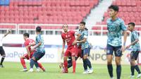 Kapten Persis Solo, Rian Miziar (kanan), ditempel ketat bek PSIS Semarang, Wahyu Prasetyo, saat berduel pada pertandingan Derby Jawa Tengah d Stadion Jatidiri, Semarang, Jumat (17/2/2023). (DOK Persis)