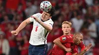 Harry Maguire merupakan kunci solidnya pertahanan Inggris di Piala Eropa 2020 bersama rekan duetnya, John Stones. Posturnya yang tinggi membuat Maguire banyak memenangkan duel-duel udara. Ia juga tercatat telah menyumbangkan gol sebanyak satu kali kepada The Three Lions. (Foto: AFP/Pool/Paul Ellis)