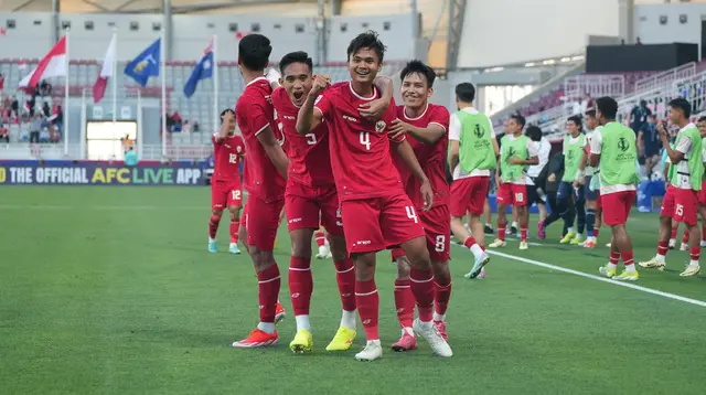 Selebrasi para pemain Timnas Indonesia U-23 merayakan gol ke gawang Australia U-23 yang dicetak Komang Teguh Trisnanda (depan) pada laga kedua Grup A Piala Asia U-23 2024 di Abdullah bin Khalifa Stadium, Doha, Qatar, Kamis (18/4/2024). (Dok. PSSI)