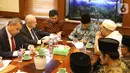 Suasana pertemuan Ketua Umum PBNU, Said Aqil Siradj dan  Duta Besar Amerika Serikat untuk Indonesia Joseph R Donovan Jr. di Gedung PBNU, Jakarta, Senin (21/10/2019). Pertemuan dalam rangka silaturahmi kepada organisasi massa Islam di Jakarta dan menjalanin kerja sama. (Liputan6.com/Herman Zakharia)