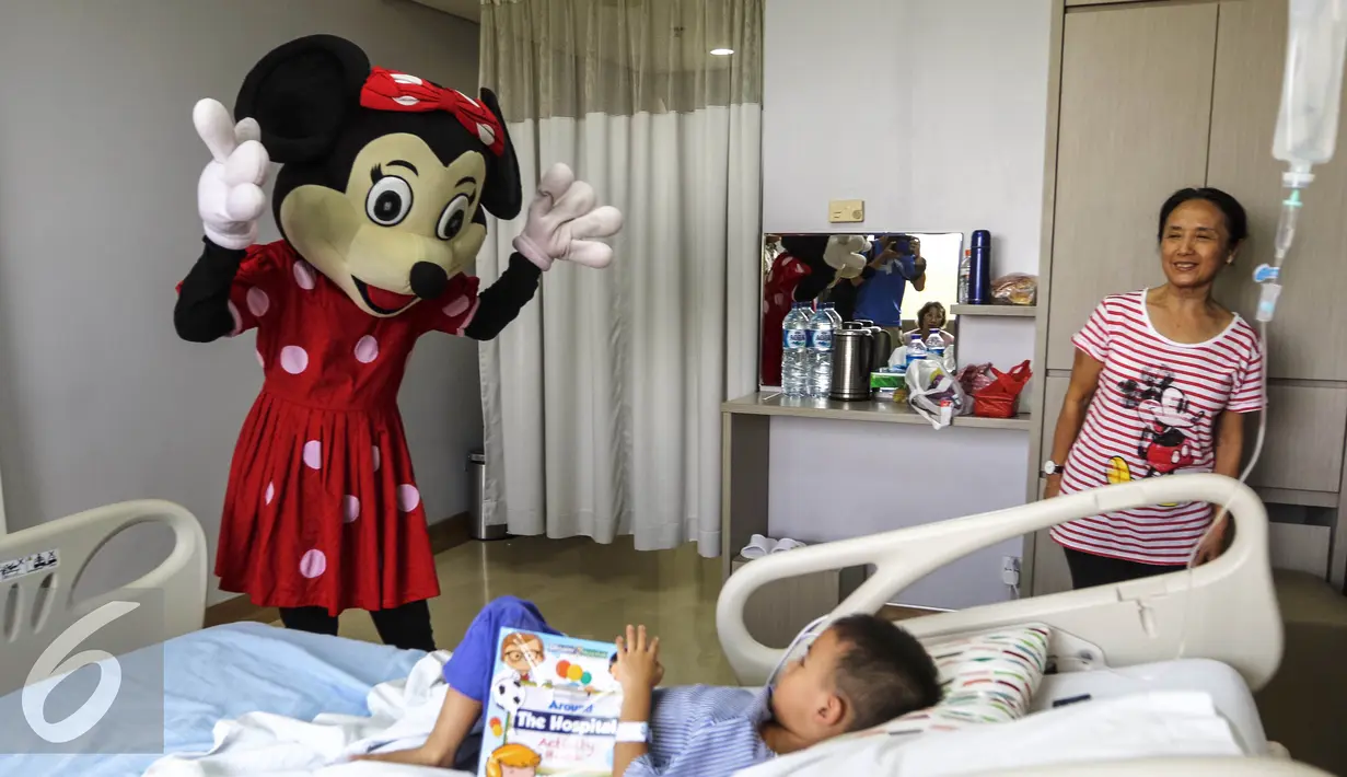  Seorang boneka Minie Mouse menghibur pasien anak di Rumah Sakit Siloam Karawaci, Tangerang, Sabtu (23/7). Kegiatan ini sebagai bentuk apresiasi untuk orang tua yang mempercayakan kesehatan pasien anak kepada rumah sakit. (Liputan6.com/Fery Pradolo) 