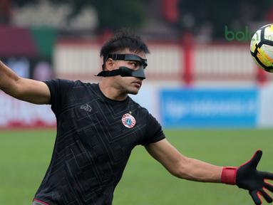 Kiper Persija Jakarta, Andritany berlatih menendang bola saat  sesi latihan tim jelang laga Gojek Liga 1 bersama Bukalapak di Stadion PTIK, Jakarta, Senin (25/6/2018). Andritany berpeluang tampil saat Persija melawan Persebaya. (Bola.com/Nick Hanoatubun)