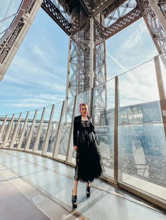 Padu padan dengan cropped blazer, platform heels, dan handbag yang semuanya berwarna hitam semakin menyempurnakan penampilannya. [Foto: Instagram/tasyafarasya]