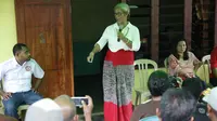Dukungan warga desa untuk pasangan Marianus Sae-Emelia Nomleni (Marhaen) terus menguat. Saat berkunjung ke Desa Oemofa, Kecamatan Amabi Oefeto Timur, Kabupaten Kupang, Emelia disambut antusias ratusan warga dengan upacara adat Timor.