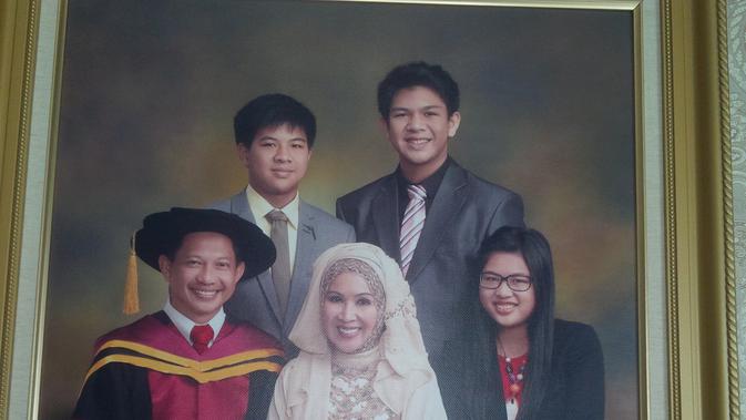 Mendagri Tito Karnavian berfoto bersama istri dan ketiga anaknya (Liputan6.com / Nefri Inge)